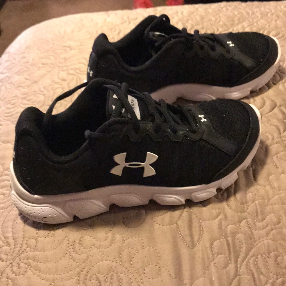 Boys Under Armour tennis shoes